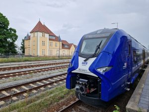Bateriová jednotka Siemens Mireo Plus B dopravce NEB ve stanici Beeskow v německém Braniborsku. Foto: Zdopravy.cz / Jan Nevyhoštěný