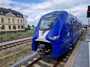 Bateriová jednotka Siemens Mireo Plus B dopravce NEB ve stanici Beeskow v německém Braniborsku. Foto: Zdopravy.cz / Jan Nevyhoštěný