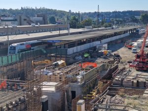 Rekonstrukce Smíchovského nádraží (stav v srpnu 2025). Foto: Zdopravy.cz / Jan Nevyhoštěný