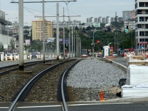 Tramvajová trať mezi zasávkami U Elektry a Nademlejnská bude osázena místo trávy sukulenty. Foto: Zdopravy.cz