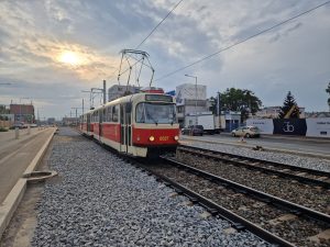 Tramvajová trať mezi zasávkami U Elektry a Nademlejnská bude osázena místo trávy sukulenty. Foto: Zdopravy.cz