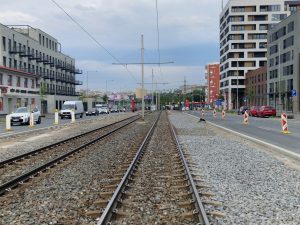 Tramvajová trať mezi zasávkami U Elektry a Nademlejnská bude osázena místo trávy sukulenty. Foto: Zdopravy.cz