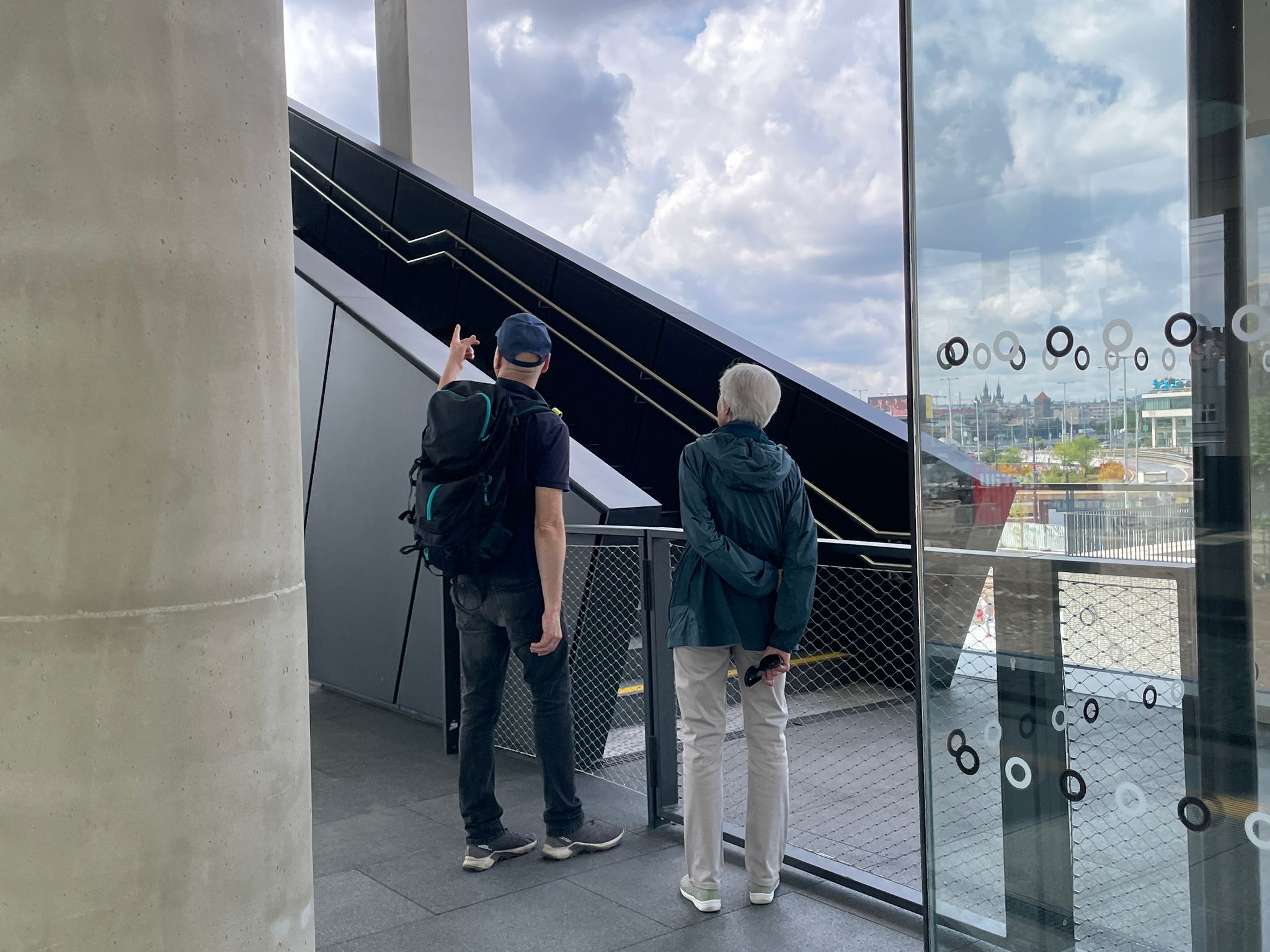 Vstup na vyhlídkovou terasu na nádraží Praha-Bubny. Foto: Zdopravy.cz / Vojtěch Očadlý