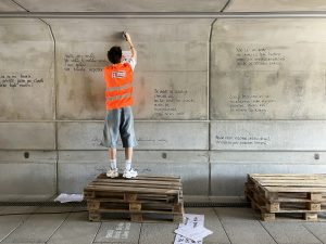 Umělecká instalace veršů s názvem Ti, kteří prošli v novém podchodu pod kolejištěm v Liberci. Foto: Liberec.cz