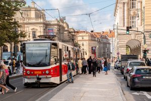 Rozšířený tramvajový ostrůvek na zastávce Staroměstská. Foto: PID