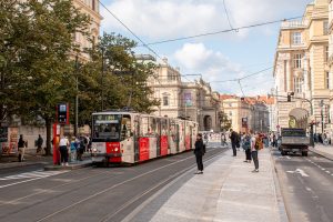 Rozšířený tramvajový ostrůvek na zastávce Staroměstská. Foto: PID