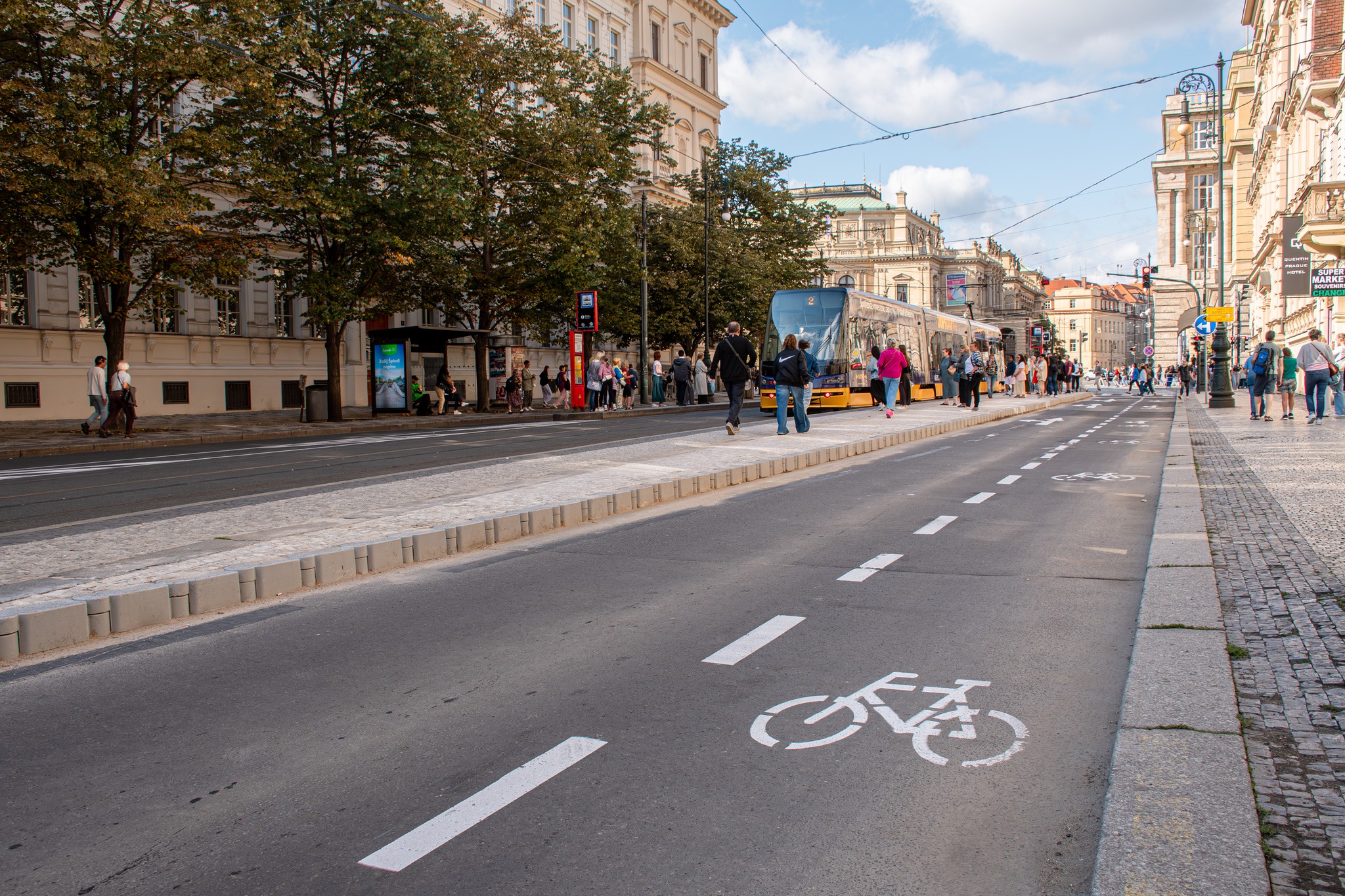 Rozšířený tramvajový ostrůvek na zastávce Staroměstská. Foto: PID
