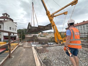 Demontáž železničního mostu Hřebík na pražském Smíchově. Foto: TSK