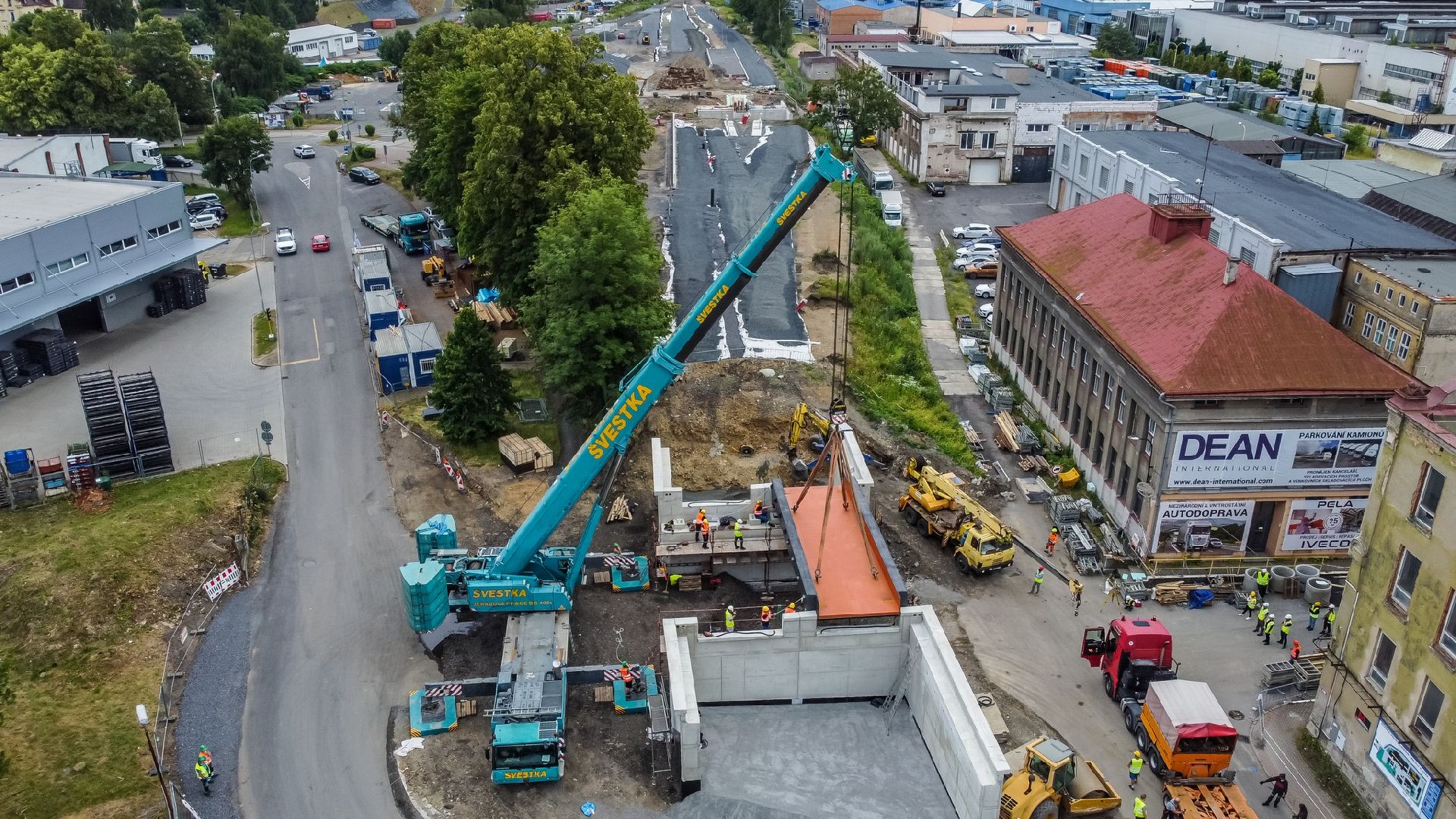 Instalace nového mostu v Chrastavě na trati do Hrádku nad Nisou. Jde o součást modernizace stanic Chrastava a Hrádek nad Nisou. Foto: Pavel Švestka s. r. o.