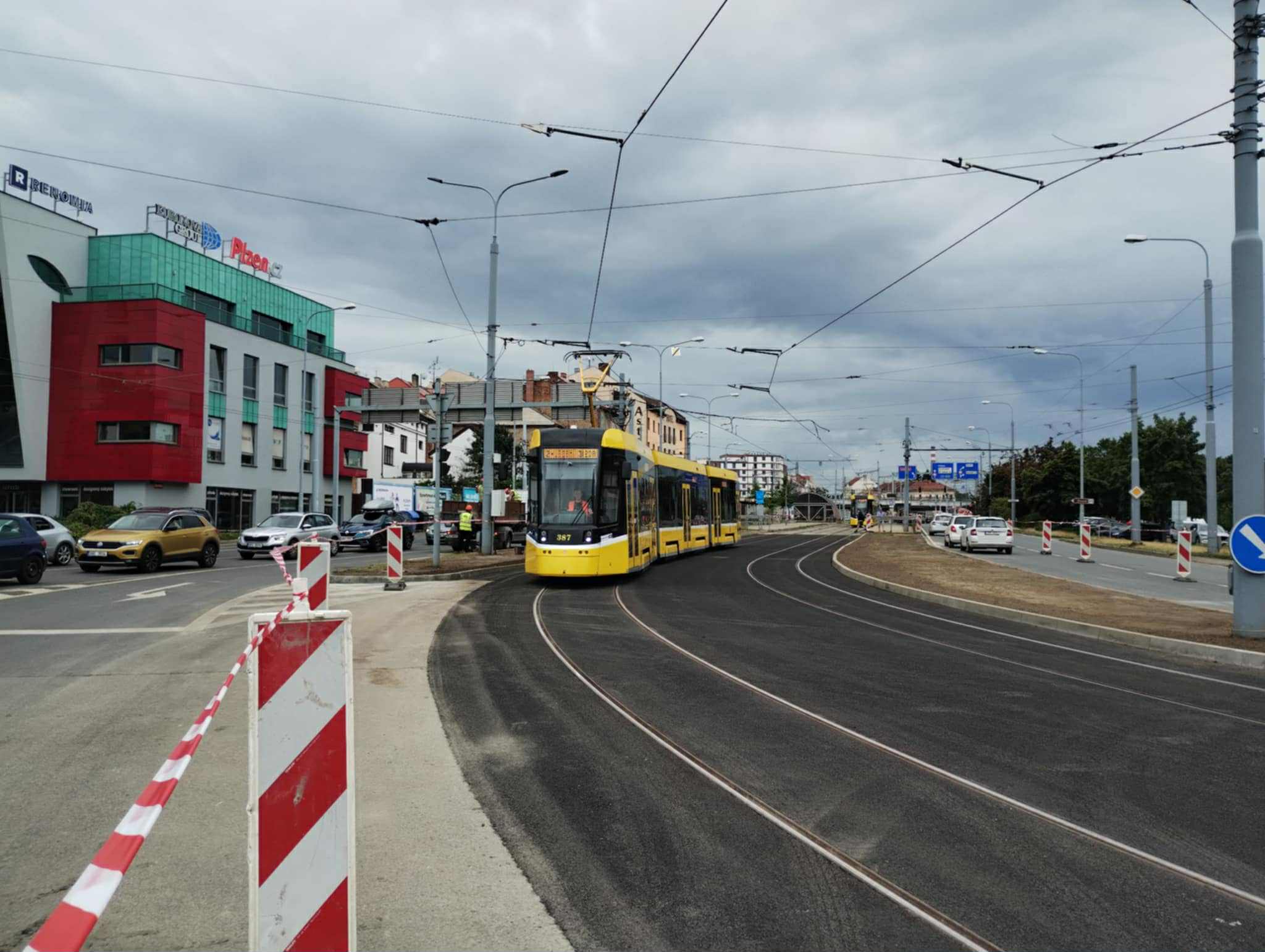 První jízda tramvaje po opravené trati na křižovatce U Jána. Foto: PMDP