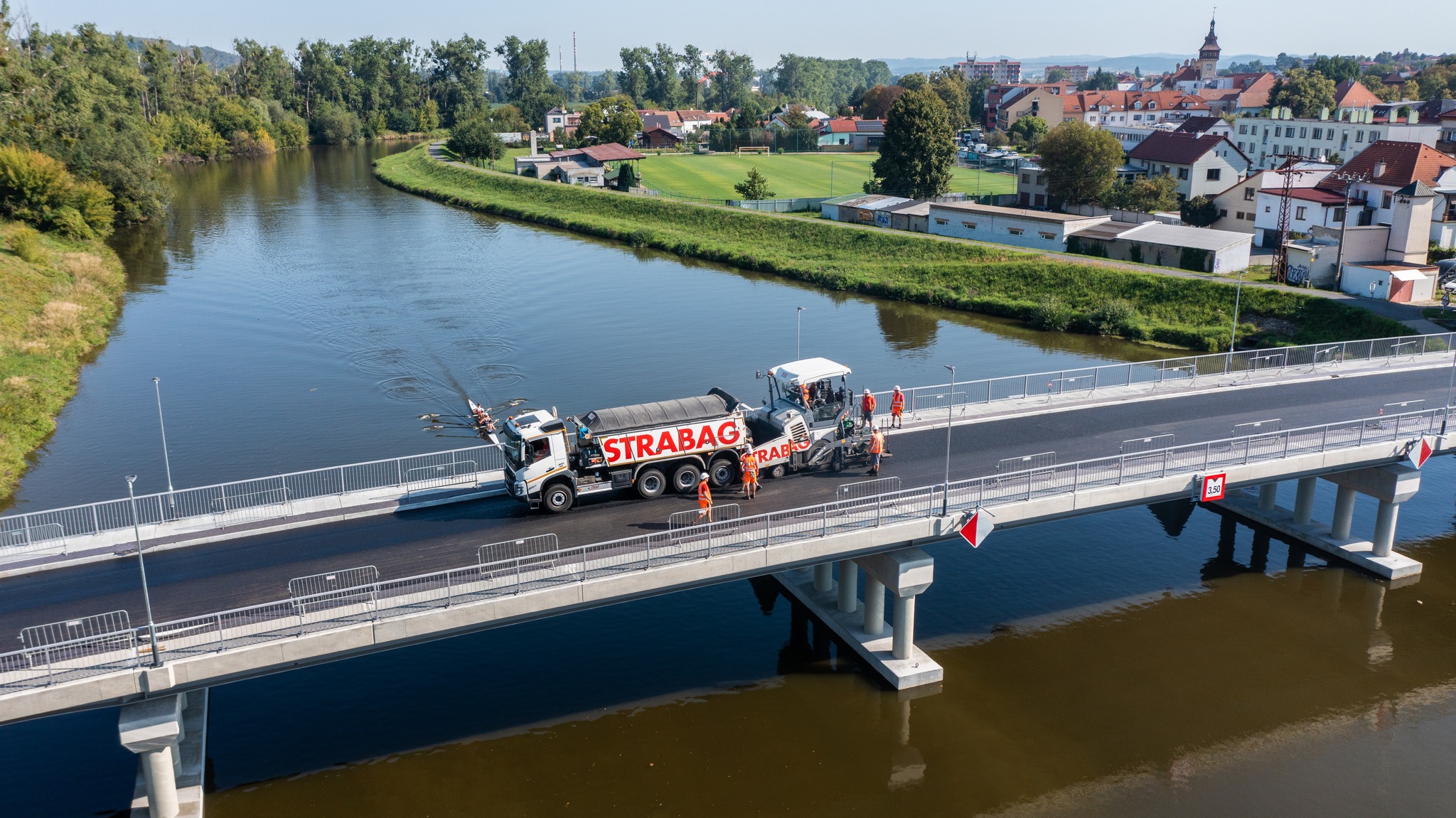 Práce na novém mostu přes řeku Moravu v Napajedlích. Foto: Strabag