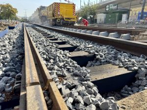 Zaštěrkování tramvajové trati u pražského výstaviště. Foto: DPP