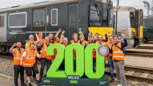Posádka jednotky Class 230 po překonání světového rekordu v jízdě na jedno nabití. Foto: GWR