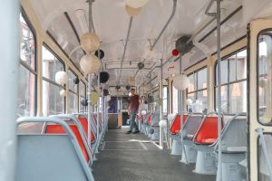 Speciálně vyzdobená perličková tramvaj T3. Foto: DPMLJ