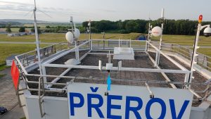 Stacionární přijímač digitální identifikace dronů „Dronetag Scout“. Zdroj: LOM Praha