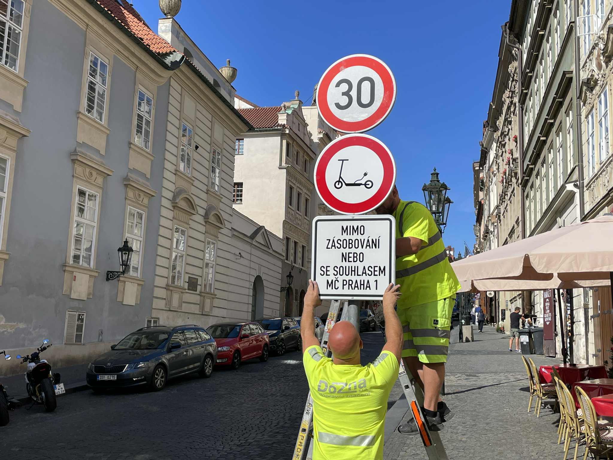 Instalace značky zakazující vjezd elektrokoloběžek. Foto: Zdopravy.cz / Vojtěch Očadlý