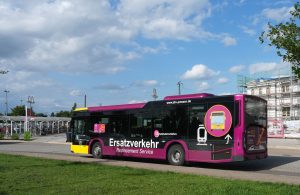 DB InfraGO - Generalsanierung Hamburg-Berlin Ein Bus von etwa 200 der Ecovista für die Durchführung des Schienenersatzverkehrs (SEV)