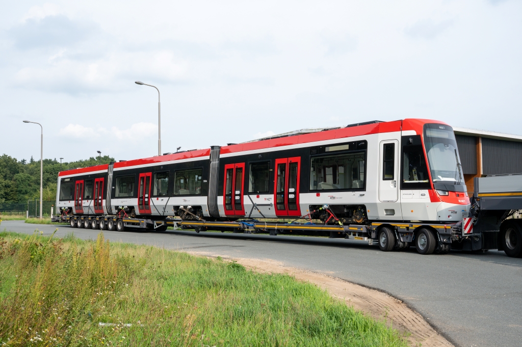 Příjezd první tramvaje Stadler TINA do Haagu. Foto: Chris Westerduin / HTM