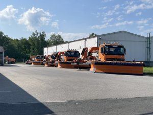 Zimní technika ostravského letiště parkující venku. Foto: Zdopravy.cz / Vojtěch Očadlý