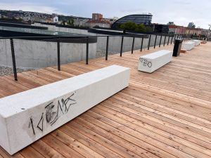 Posprejované lavičky na terase nádraží v Bubnech. Redakčně upraveno. Zdroj: Správa železnic