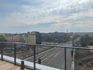 Výhled z terasy na střeše staniční budovy v Bubnech. Zdroj: SŽ