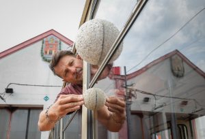 Martin Pouzar při instalaci skleněných perliček na tramvaj T3. Foto: DPMLJ