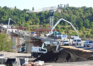 Poslední betonáž mostu na obchvatu Žiželic. Foto: ŘSD