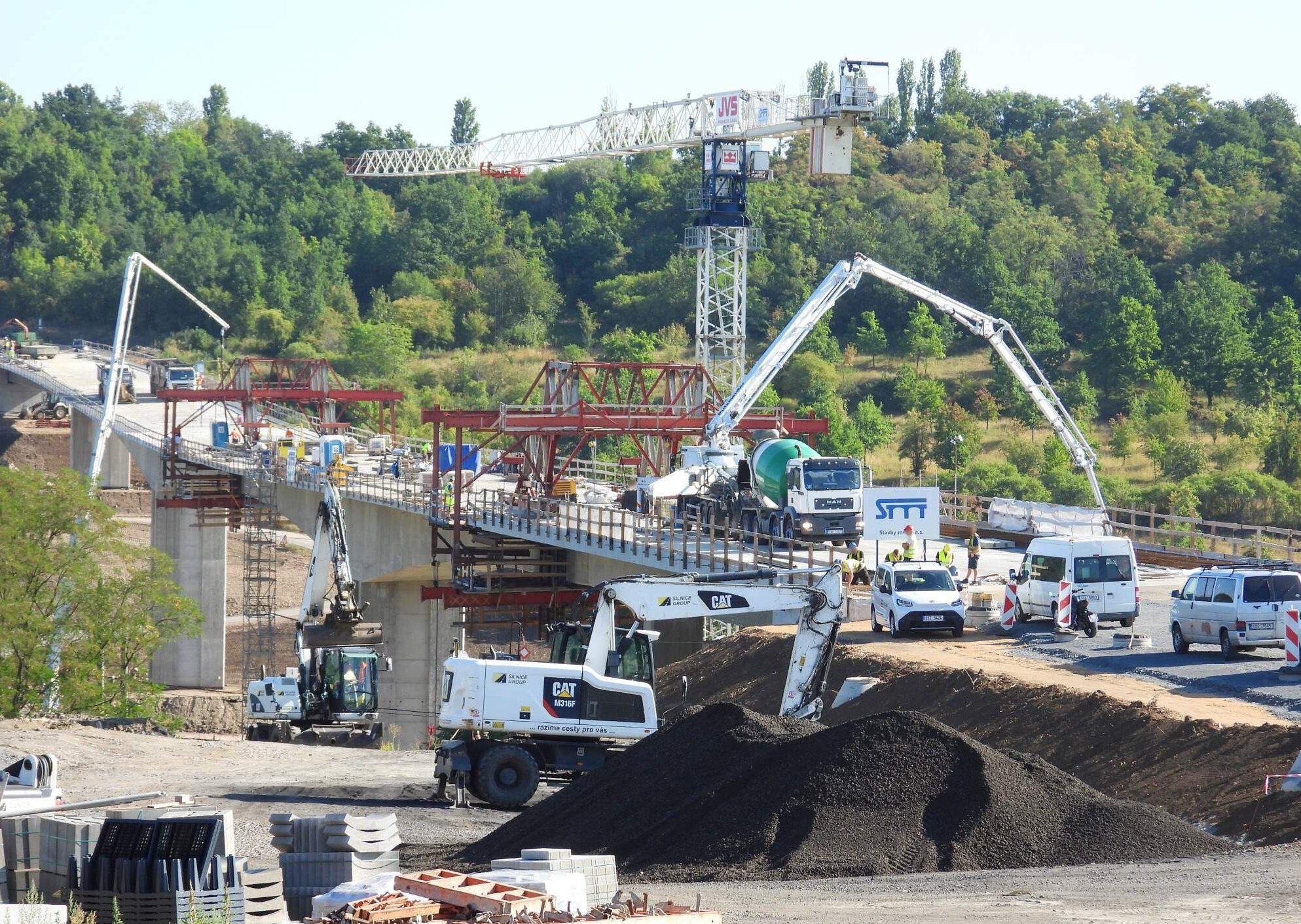 Poslední betonáž mostu na obchvatu Žiželic. Foto: ŘSD