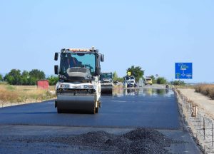 Pokládka asfaltových vrstev na obchvatu Žiželic. Foto: ŘSD