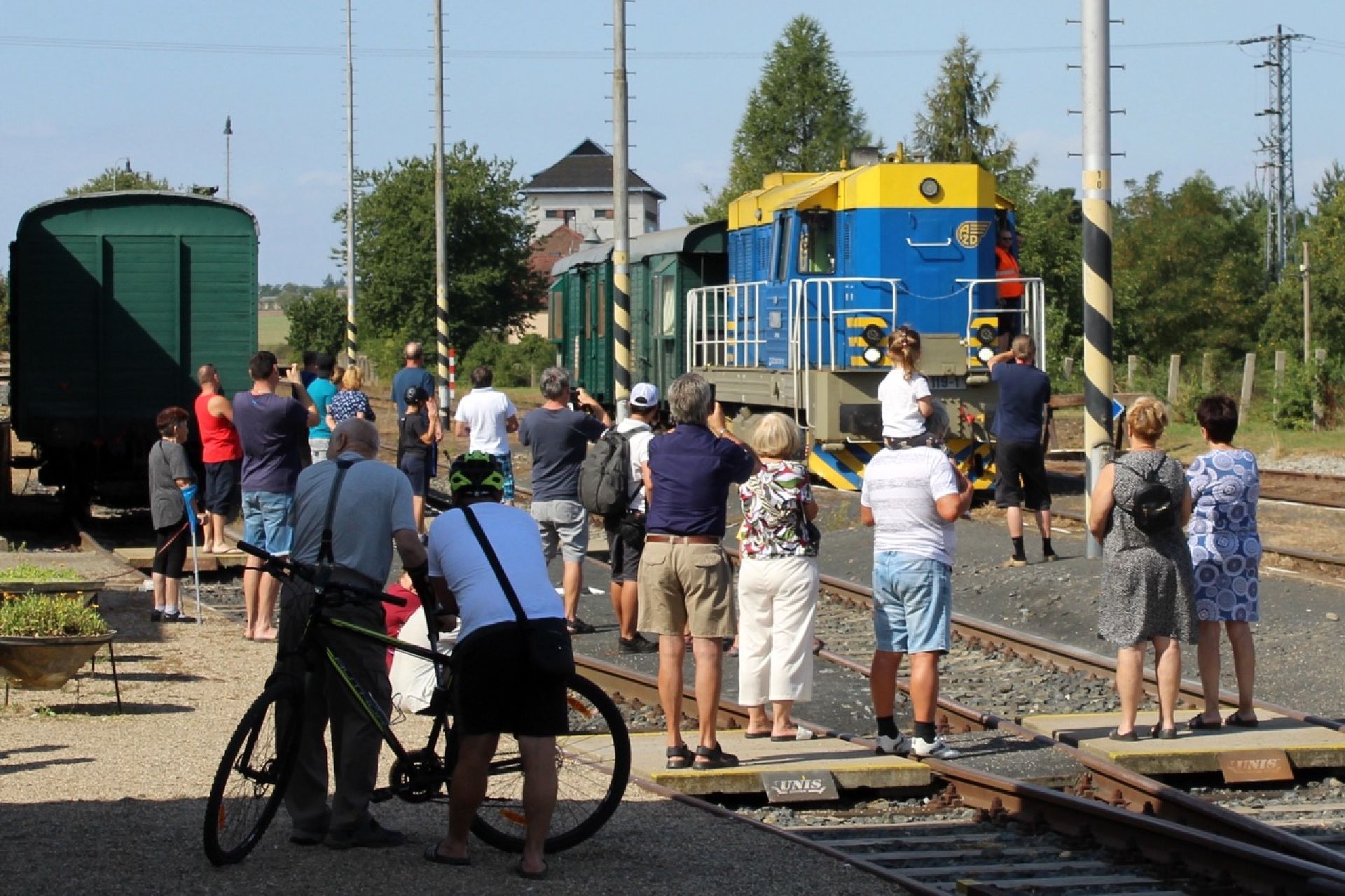 Nákladní vlak na trati Zlonice - Straškov. Foto: AŽD Praha