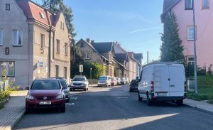 Parkování v Liberci v ulici 28. října u policejní služebny. Foto: Jan Sůra / Zdopravy.cz