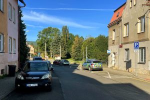 Parkování v Liberci v ulici 28. října u policejní služebny. Foto: Jan Sůra / Zdopravy.cz