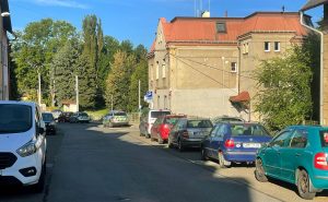 Parkování v Liberci v ulici 28. října u policejní služebny. Foto: Jan Sůra / Zdopravy.cz