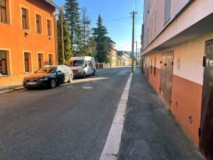 Parkování v Liberci v ulici Karolíny Světlé u policejní služebny. Foto: Jan Sůra / Zdopravy.cz