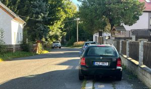 Parkování v Liberci na chodníku, 250 metrů od policejní služebny na Vápence. Foto: Jan Sůra / Zdopravy.cz