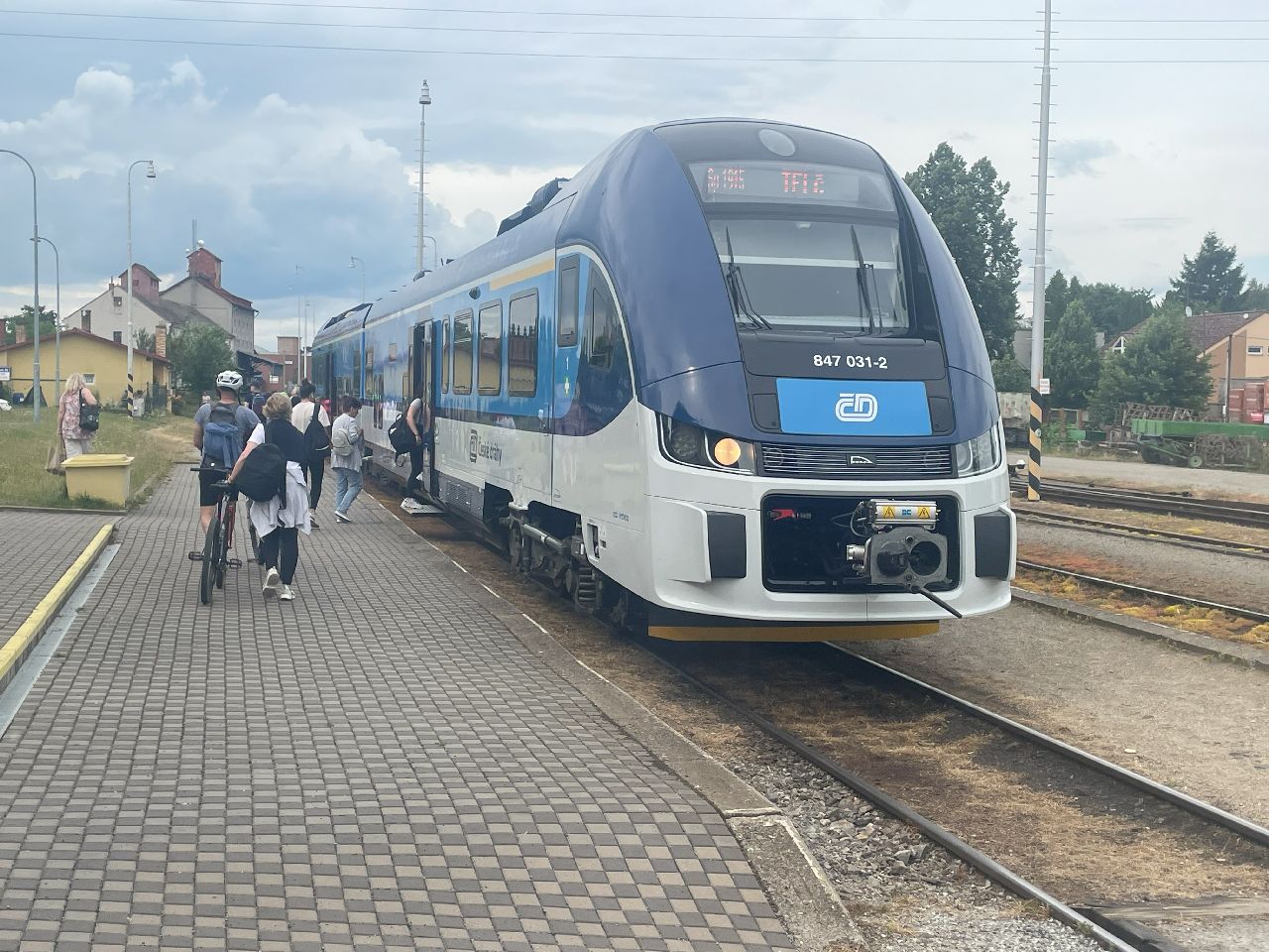 Motorová jednotky 847 RegioFox v Telči. Foto: Jan Sůra / Zdopravy.cz