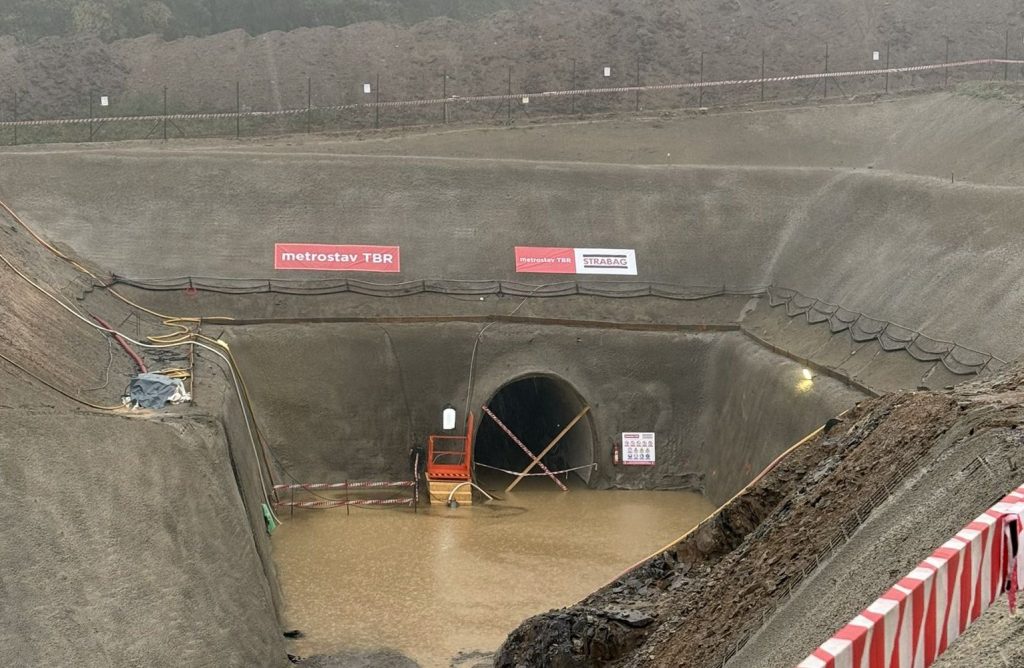 Průzkumná štola k tunelu Kamenná Vrata na budoucí D3. Pramen: ŘSD