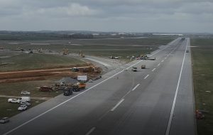 Rekonstrukce okolí hlavní ranveje ruzyňského letiště v roce 2025. Foto: dronové záběry Letiště Praha