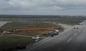 Rekonstrukce okolí hlavní ranveje ruzyňského letiště v roce 2025. Foto: dronové záběry Letiště Praha