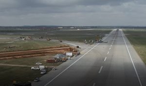 Rekonstrukce okolí hlavní ranveje ruzyňského letiště v roce 2025. Foto: dronové záběry Letiště Praha