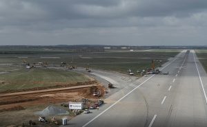 Rekonstrukce okolí hlavní ranveje ruzyňského letiště v roce 2025. Foto: dronové záběry Letiště Praha