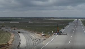Rekonstrukce okolí hlavní ranveje ruzyňského letiště v roce 2025. Foto: dronové záběry Letiště Praha