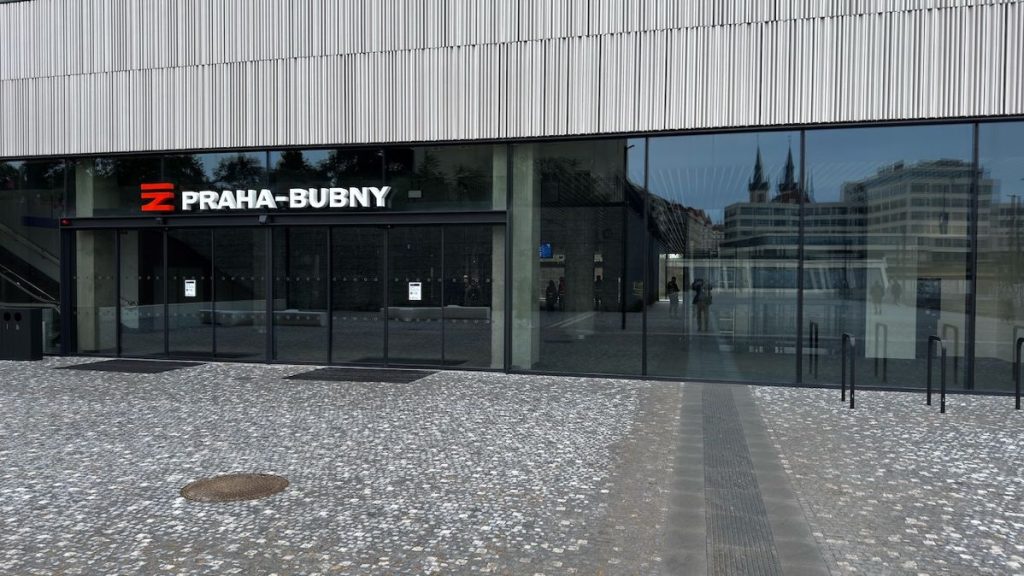 Vodící linie je zaústěna do skleněné stěny, bez kontrastu. Foto: NRZPČR