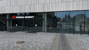 Vodící linie je zaústěna do skleněné stěny, bez kontrastu. Foto: NRZPČR