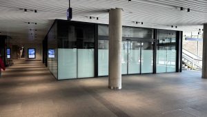 Vodicí linie na podlaze odbavovací haly vedoucí odnikud nikam. Foto: NZRPČR