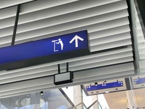 Piktogram odkazující na vyhlídkovou terasu na nádraží Praha-Bubny. Foto: Zdopravy.cz / Vojtěch Očadlý