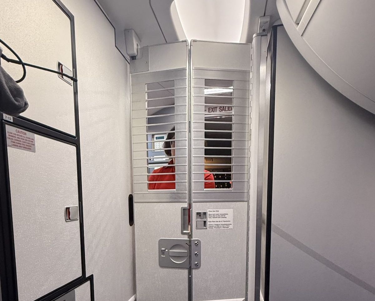 Druhá zábrana před vstupem do kokpitu. Foto: Southwest Airlines