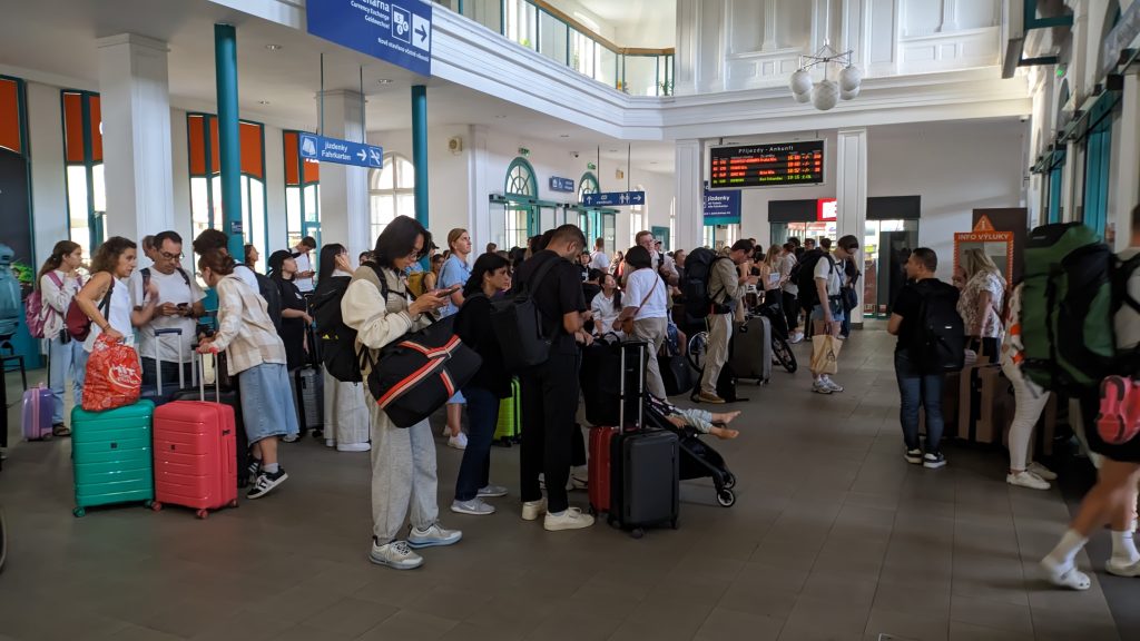 Cestující v Děčíně při zastaveném provozu na koridoru. Foto: Fanklub Správy železnic