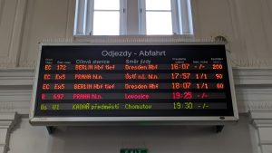 Nepravdivé informace na odjezdové tabuli v Děčíně. Foto: Fanklub Správy železnic