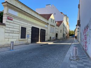 Vysouvací sloupky v ulici U Lužického semináře. Foto: Zdopravy.cz / Vojtěch Očadlý